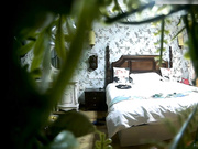 特色酒店偷拍年轻漂亮的小美女和聊了很久的微信网友酒店开房,男的鸡鸡又粗又长各种爆插,干完还问：累不累!