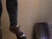 商场厕拍系列 妹子的胸圆润饱满，看起来真不错