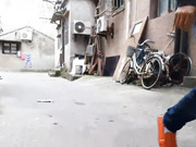 城中村嫖妓转悠了半天还是觉得穿风衣的妹子漂亮跟她进房来一炮1080P高清双视角拍摄