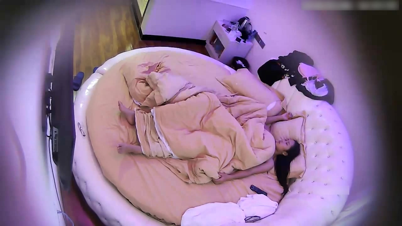 特色圆床主题房口活很流弊小伙把外表清纯眼镜美女舔的表情销魂要死的感觉身体一抖一抖的啪啪大战激情四射