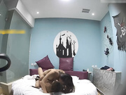 精品酒店偷拍气质漂亮的大学美女被中年男第一次操爽后又吃硬鸡鸡坐在上面说：还想要,你好厉害,把逼都操开了!