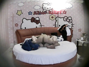 哈喽KT情趣房女友貌似很饥渴还没有脱好就把他按倒鸡巴吃得很有味