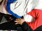 工友家里玩工友外出不在，和他在厨房正在做饭的骚老婆搞起骚货那饥渴样平时肯定没吃饱过