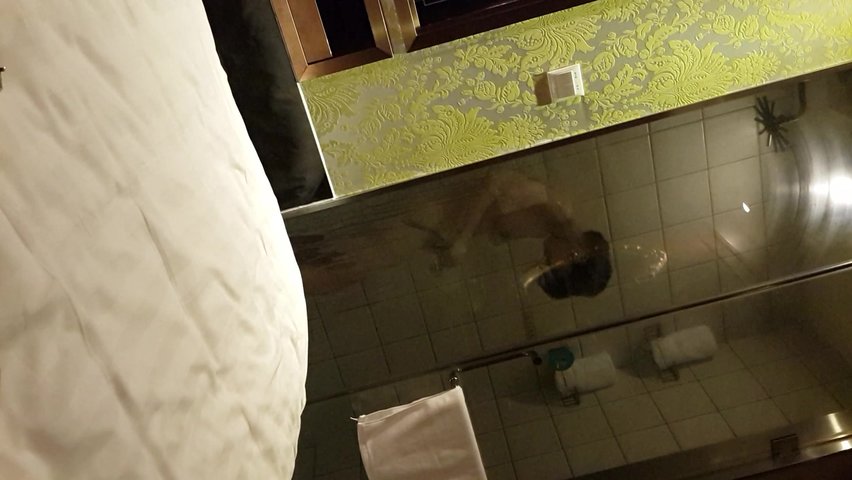 偷拍前女友洗澡，最后居然被发现了，阴毛茂密