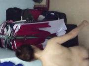 最近发现个宝地趴墙头可以偷窥打工妹洗澡，妹子还不错奶子够大下面毛毛性感