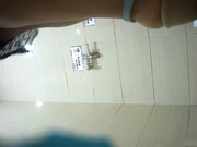 商场全景系列黑丝服务员妹子一定憋了很久尿得很粗一条水柱