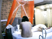 复古风酒店外表朴实小少妇开房幽会情人鸡巴吃的很熟练还玩69相当激情貌似吃大力丸了连干3炮