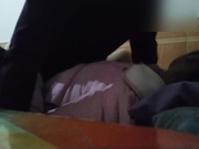 嫖哥开了工资又来老地方泄泄火看中坐在门口等活儿的粉色衣服圆脸大眼妹进屋二话不说啪啪啪速战速决1080P原版