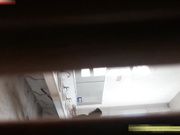 流出国内某高校女厕偷拍近距离拍摄有个嫩逼貌似不错