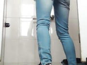 商场排队厕拍系列12 妹子一边尿尿一边补妆像是去约会