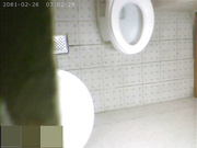 牛人手持身藏暗格偷拍 各种漂亮美女尿尿