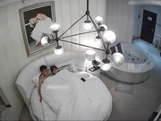 周末休息大学生情侣校外开房外表清纯眼镜妹很有江湖经验与男友探讨说屋里真没有监控嘛那个是啥对白清晰