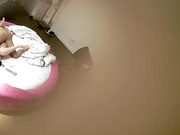 投影墙电视酒店年轻情侣激情肉战眼镜妹外表清纯干起来热情似火小伙经验丰富把妹子玩弄的娇喘呻吟欲仙欲死