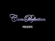 被爆射一脸浓精的金发熟女