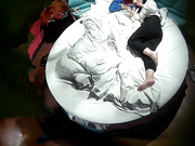 高校附近钟点房偷拍来开房的情侣妹子脱光光等了很久非常生气小哥上来被一顿飞腿