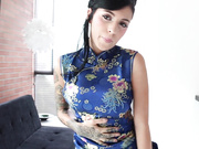 花臂纹身巨乳妹子旗袍诱惑沙发上道具自慰逼逼无毛还挺嫩.mp4