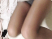 终于搞定了在附近幼儿园上班当幼师的气质女邻居,身材修长性感,主动要求自拍说：喜欢看你操我,操死我！