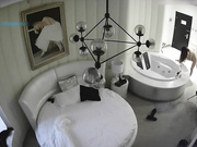 豪华房身材苗条阴毛性感漂亮美女被很能干的男友搞2炮肏的大声呻吟尖叫不停说轻点不行讨厌越说干的越来劲