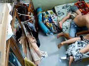 黑客破解家庭网络摄像头性欲很强的秃顶大叔大白天儿子睡旁边不脱裤子也要和老婆来一炮