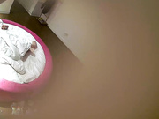 酒店偷拍一看就是男女出来偷情,进来就被扒光开操,2人激情特别高前后被男的射了3次,美女年轻胸大漂亮,男的真矬!