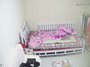 黑客录拍折腾一晚上没睡醒的骚女换衣服逛街,奶子揉得真大直线形阴毛格外诱人