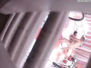 情趣酒店新台粉色圆床偷拍短发寸头中年大哥和貌似工厂打工模样的妹子开房嗨皮