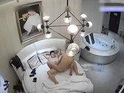 豪华酒店偷拍时尚气质的性感美女和情人酒店私会,2人迫不及待开干,操完一次又一次,太能叫了说：看看能不能怀孕!