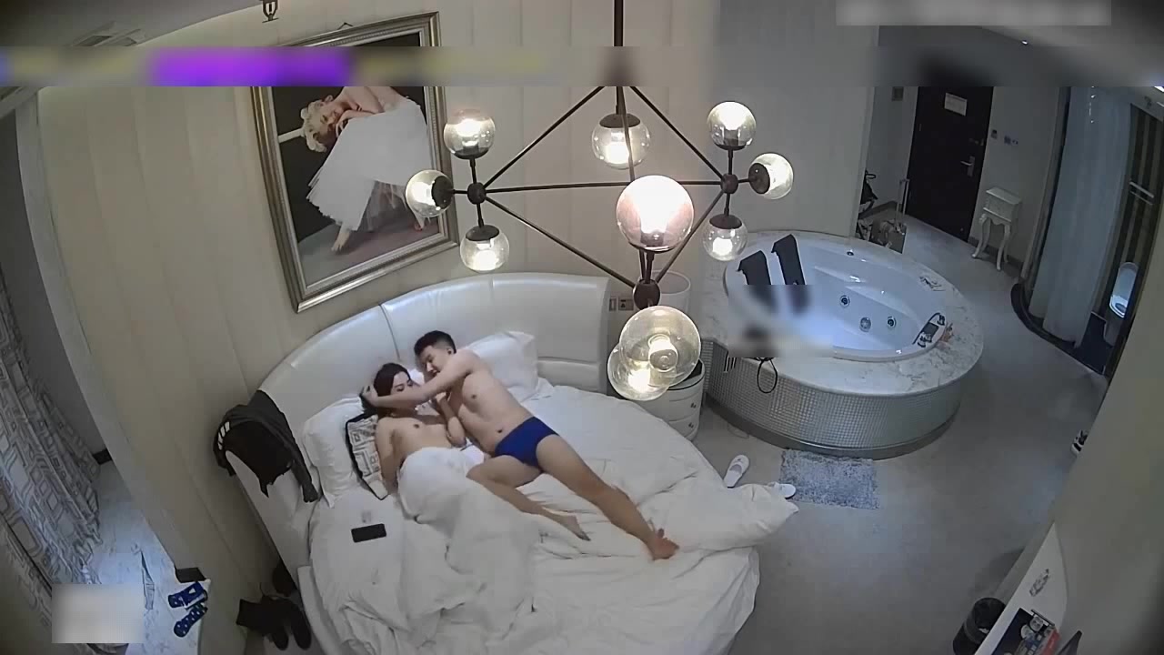 豪华酒店偷拍时尚气质的性感美女和情人酒店私会,2人迫不及待开干,操完一次又一次,太能叫了说：看看能不能怀孕!