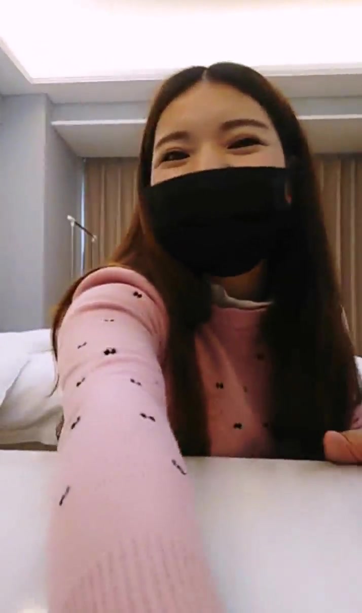 骚妇女主播糖糖商场前广场加微信搭讪个大叔去开房激情对白清晰