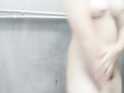 丰满美乳墨镜妹子全裸道具自慰洗澡 破处没多久振动棒太大难进去 很是诱惑喜欢不要错过