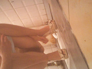 黄裙子宝妈躲在厕所手淫 左右累了换右手,蹲着累了站着抠