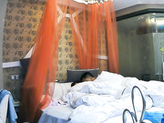 特色酒店偷拍高挑白嫩的美女私会情人时洗完澡一直化妆,男的实在等不及拉过来就操,高难度动作女的吃不消了!