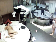 胸脯很大很诱人的美女大学生美眉被性经验丰富的男友用道具玩的舒服死了兴奋啪啪啪男上女上变换干的很快活