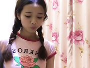 好嫩的妹子露脸两个辫子真可爱，非常乖巧听话小屁股真带劲，让她跪着给我舔大鸡巴暴力插入，后入真紧呻吟可射