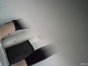 最新全景云上会 无死角围拍人字拖粉阴唇美少女从狭窄逼缝喷出两股清流