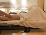 私密保健会所《女子养生SPA》少妇带着水果来找相熟的男技师全身推油爽到让小哥草她才能泻火