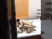 火车站旁经济小旅店大胆服务员爬窗偷拍貌似许久未见的偷情男女激情啪啪啪电话响了都不接娇弱小少妇真享受