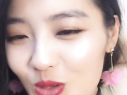 火辣人妻两场连播露脸哺乳期挤奶给你喝，道具自慰骚逼高潮，大哥看的受不了舔逼压在身下爆草，直接内射，吃淫水的样子