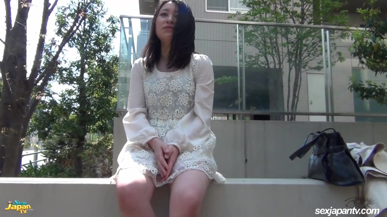 最新流出大神户外搭讪两位气质女白领在有路人经过的公共地方露出展示美鲍两位妹子的BB都很诱人