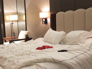 约操极品白嫩美女激情做爱 穿着红色睡衣就把她推倒 各式姿势无套爆操 这身材我给满分 高清1080P原版无水印