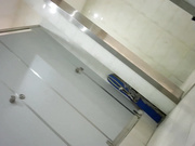 貌似医院女厕尾随妹子进女厕偷窥玩手机的高跟妹子的白带好长啊都吊到了厕兜了