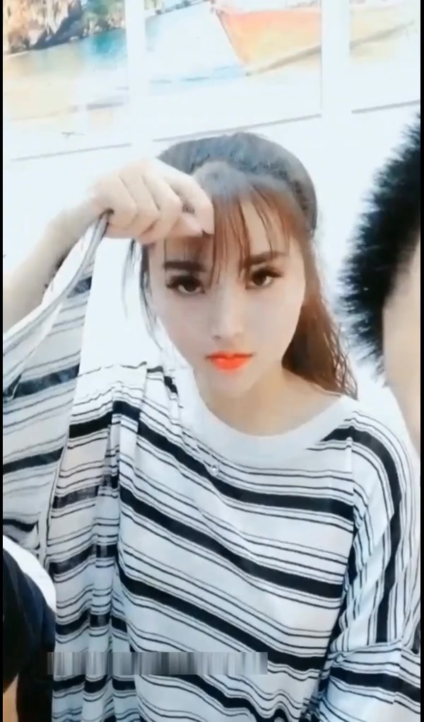 真大胆-2位直播男带着胸大性感的美女体验刺激在别人家走廊里扒光美女衣服各种抽插,一个干一个在拍摄