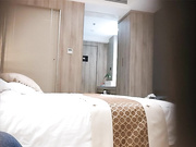 约啪偷拍-社交平台上约到的气质白嫩美少妇,逼逼很敏感没怎么弄就淫水直流,鸡巴插进去就开始淫叫,国语对白!