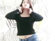 老哥越南约了个高颜值妹子啪啪 跳舞扭动一番开干TP后入骑乘 抱起来大力猛操呻吟非常诱人