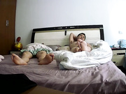 黑客破解家庭网络摄像头大叔手机看黄色视频性冲动把旁边裸睡的媳妇日起