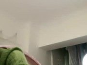 苗条绿衣妹子和小男友双人啪啪，后入抽插大屁股呻吟娇喘毛毛浓密特写，很是诱惑喜欢不要错过