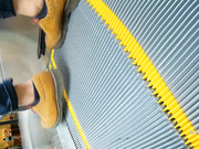 万达商场跟拍两个印花连衣裙气质美少妇,一红一黑丁字内再配上白丝袜，简直让人直喷鼻血