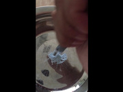 真实的才是最刺激！网友第一次分享，安眠药迷翻媳妇，趁老婆睡着后让40岁粗糙老哥享用！