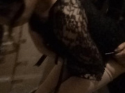 骚货娘们夜晚寂寞难耐，勾搭邻居到顶楼打炮，上来就吃鸡脱裤子做爱 姿势淫荡这么呻吟 也不怕有人偷看！