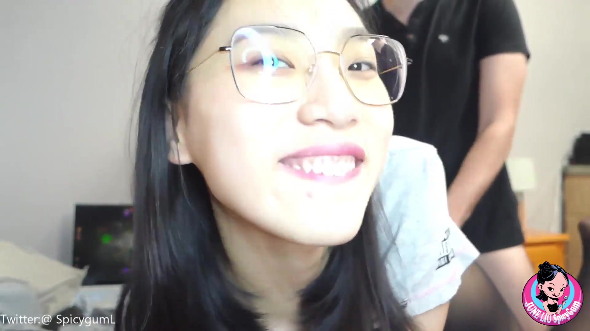 P站网红留学生『刘玥』最新自拍 骚气诱惑打游戏的男朋友 口硬了坐上去自己动表情很淫荡